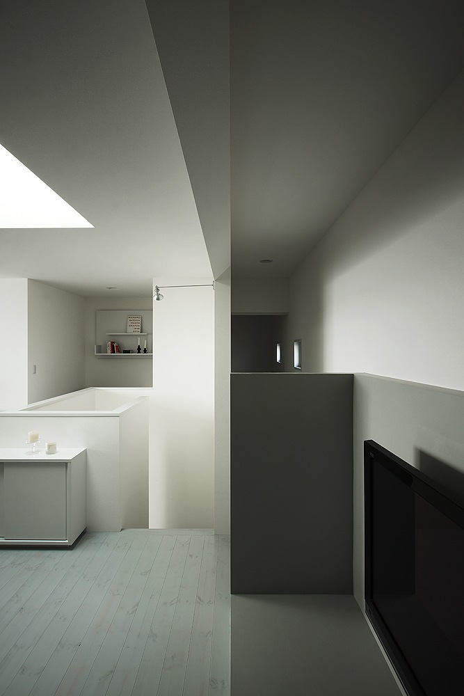 Minimalist-interior-white-cube-house 