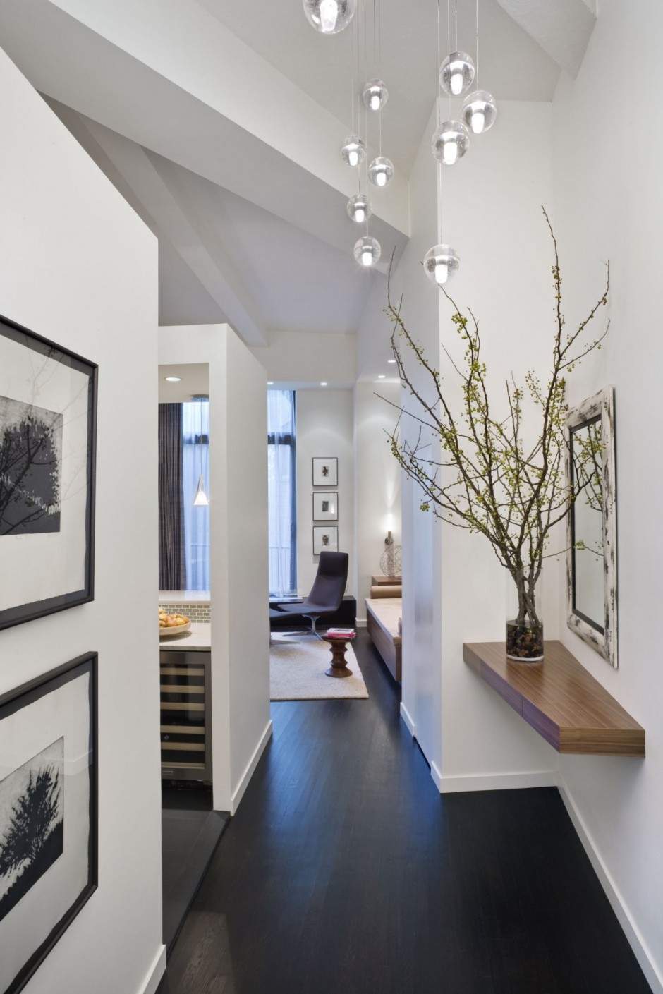 Modern-hallway-decor-branches-vase