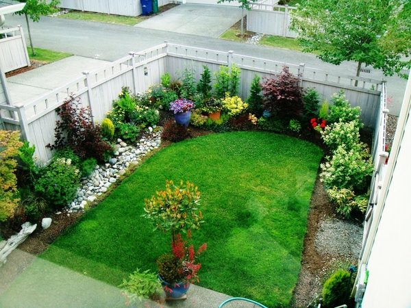 small-garden- ideas lawn flower beds
