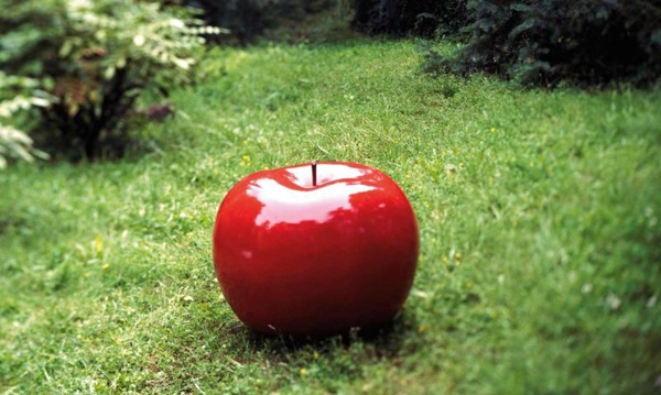 lovely-red-apple-sculpture-garden-decoration