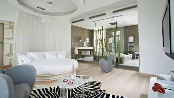 Canopy-round-bed-white zebra accent carpet