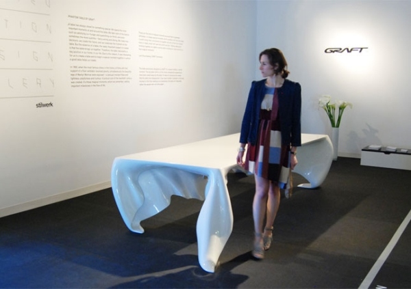 glossy-service-phantom-table-exhibition