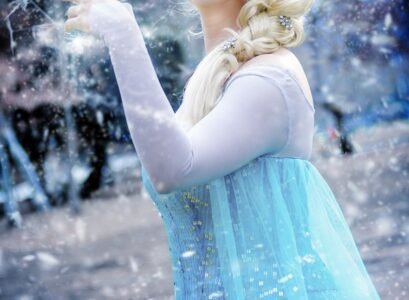 non-scary Halloween-costumes-Frozen-Elsa-Halloween-costume