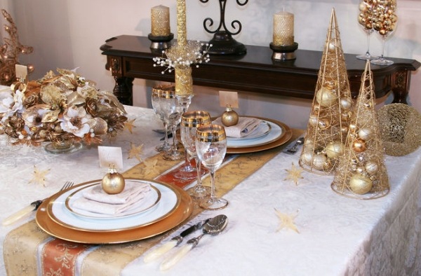 Beautiful christmas Eve table decoration in gold