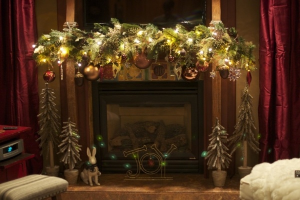 Beautifull-Glass-Ornaments-Lights-on-mantel