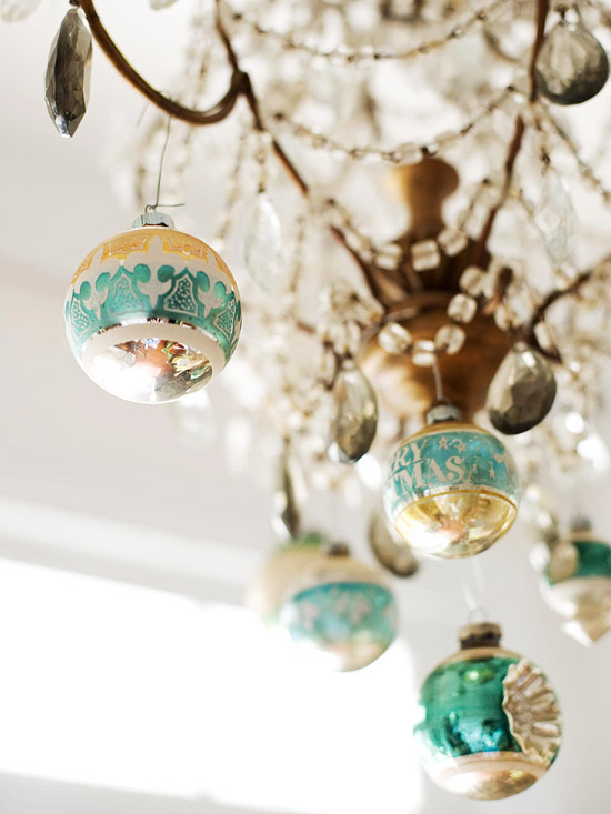 Christmas- decorating- ideas- for-small- spaces-ornaments-from-upper-lighting