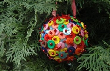 Christmas-decoration-craft-ideas-DIY-tree ornaments-styrofoam-colorful-buttons