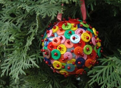 Christmas-decoration-craft-ideas-DIY-tree ornaments-styrofoam-colorful-buttons