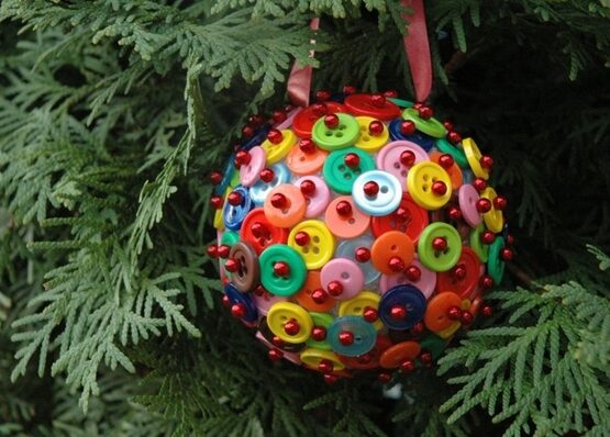 Christmas-decoration-craft-ideas-DIY-tree ornaments-styrofoam-colorful-buttons