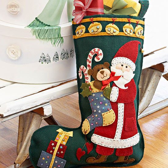 Christmas decorating ideas colorful felt figures stocking bear Santa Claus