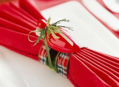Christmas- napkins- folding- ideas-seasonal-colours