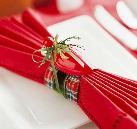 Christmas- napkins- folding- ideas-seasonal-colours