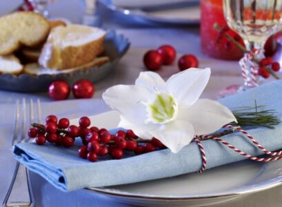 Christmas-table-decoration-flowers-and-berries