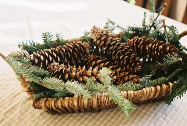 Christmas table decorations pinecones in tray