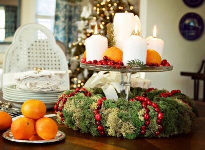 Christmas-table-wreath-centerpiece-cranberries-candles-clementines