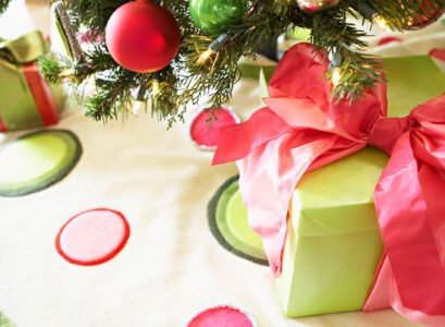 Christmas-tree-decoration-skirt-in-white-green