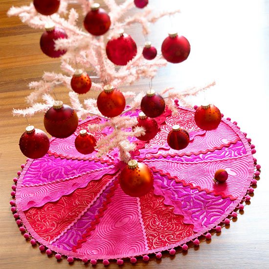  tree skirt in red and pink