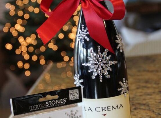 Christmas-wine-gift-wrapping-ideas-red-ribbon-beads-stones