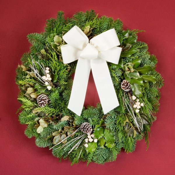Christmas wreath ideas white bow pine cones 