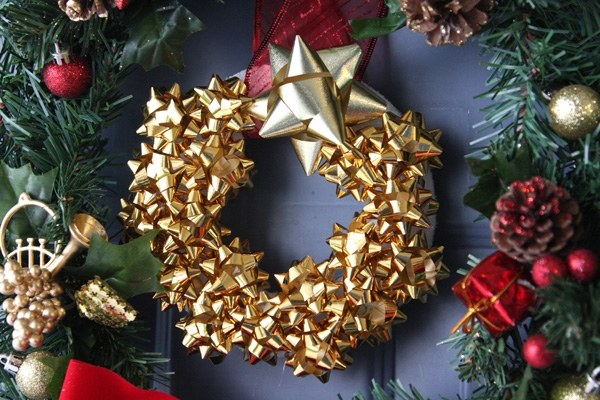 Christmas decorating ideas golden ribbon bows