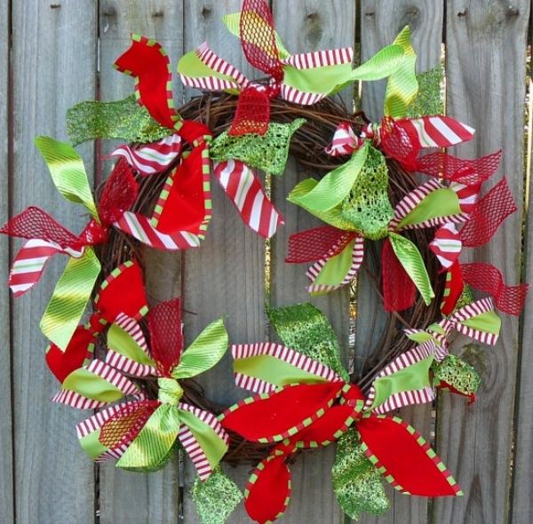 Christmas decorating ideas green red wreath ribbons