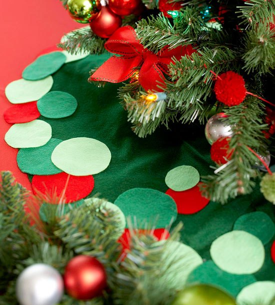 Creative tree skirt with green rings
