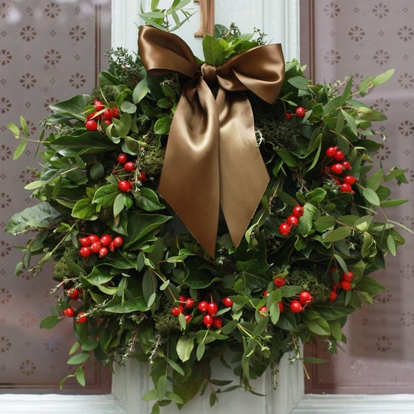 DIY Christmas wreaths decorating ideas green leaves ribbon
