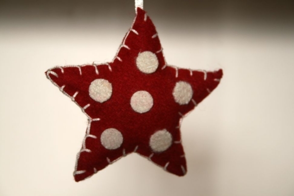 DIY-Easy-Christmas-crafts-ideas-felt-star-red-with-white-dots