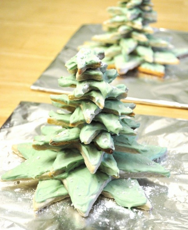 DIY crafts star cookies forming a tree