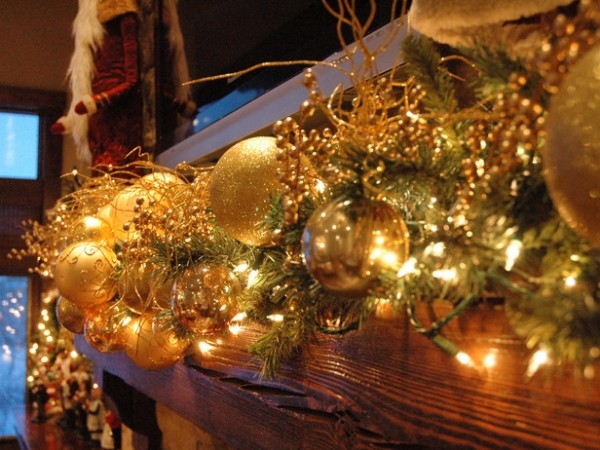 Golden-Christmas-Garland-Mantel