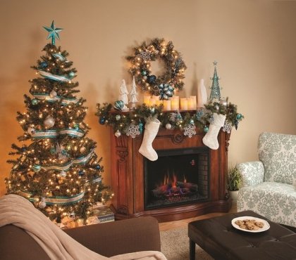Mantel-Christmas-decoration-ideas-white-socks-wreath-ornaments