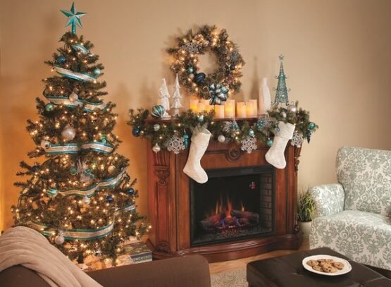 Mantel-Christmas-decoration-ideas-white-socks-wreath-ornaments