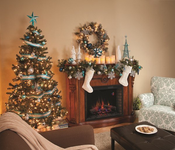Mantel-Christmas-decoration-ideas white socks wreath ornaments