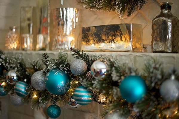 Mantel-Christmas-decorations-ideas- garland-of-blue