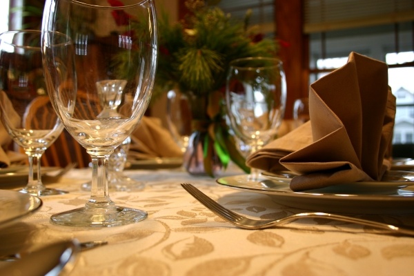 Shiny Christmas dinner table decor ideas gold
