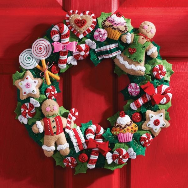 Textile wreath with textile toys