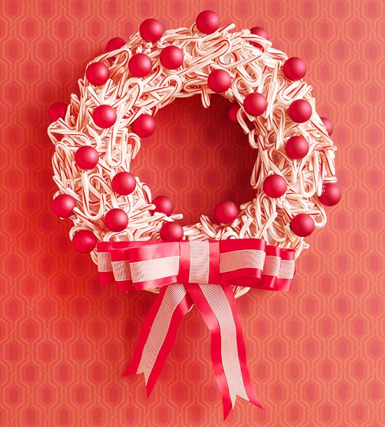 white and red round christmas wreath