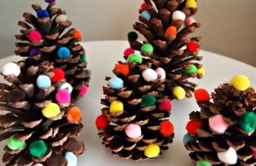 christmas-mantel-decoration-pinecone-trees
