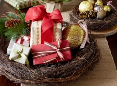 christmas-table-centerpiece-little-gifts