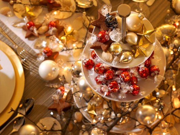 christmas table decoration gold and red
