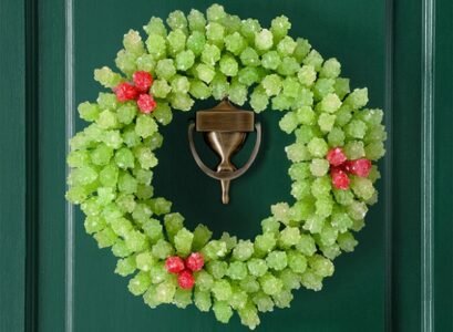 cool-diy-christmas-wreaths-ideas-rock-candy-christmas-wreath