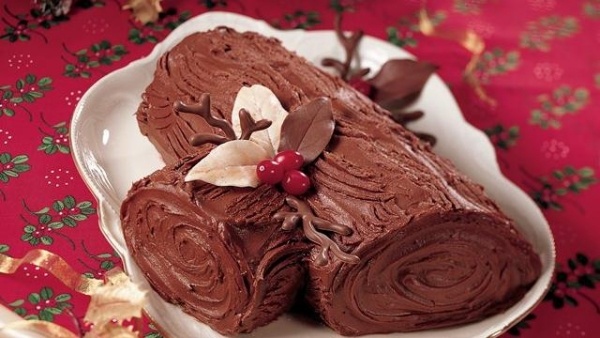 decorate-the-christmas-Yule-Log-with-cranberries