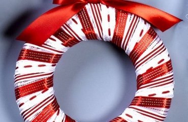 easy-Christmas-crafts-ideas-DIY-christmas-wreath-red-white-christmas-decor