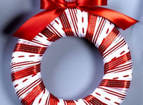 easy-Christmas-crafts-ideas-DIY-christmas-wreath-red-white-christmas-decor