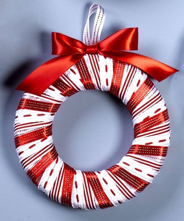 easy Christmas crafts ideas DIY christmas wreath red white 