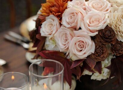 easy-thanksgiving-decorations-flower-centerpiece-white-candles