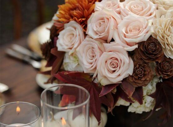 easy-thanksgiving-decorations-flower-centerpiece-white-candles