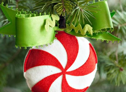 easy-to-make-felt-christmas-ornament-peppermint