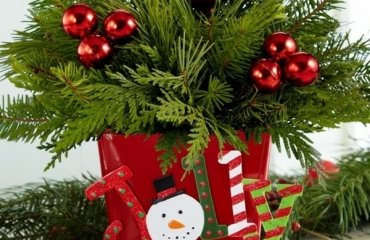 festive-tabletop-Christmas-tree-ideas-fir-branches-red-pot-red-ornaments