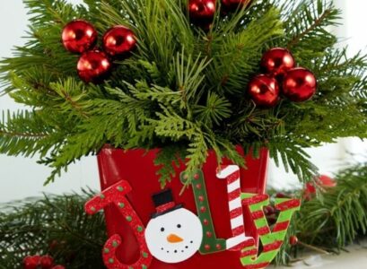 festive-tabletop-Christmas-tree-ideas-fir-branches-red-pot-red-ornaments